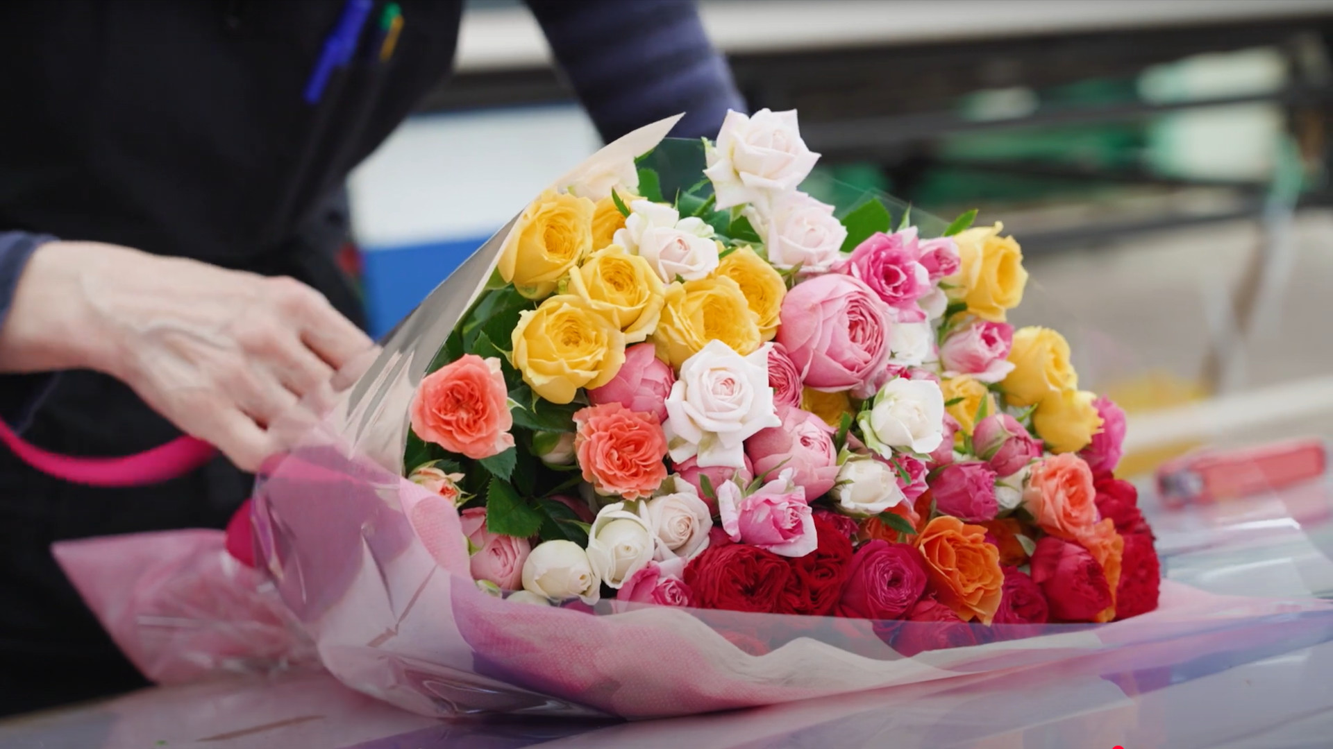 禮物花束包裝作業